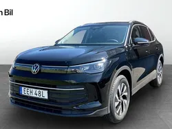 Svart (grenadilla black metallic) Ny 2025 VW Tiguan Life SUV | 529 900 kr (Marknadspris)