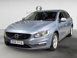 Ljusblå Begagnad 2016 Volvo V60 Kinetic Kombi | 144 900 kr (Marknadspris)