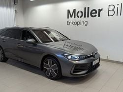 Mörkgrå (diabase grey metallic) Ny 2025 VW Passat Edition Kombi | 556 400 kr (Marknadspris)