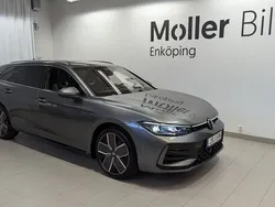 Mörkgrå (diabase grey metallic) Ny 2025 VW Passat Edition Kombi | 556 400 kr (Marknadspris)