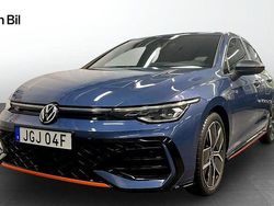 Mörkblå (anemone blue metallic) Begagnad 2024 VW Golf VIII R-line Halvkombi | 359 900 kr (Dyr)