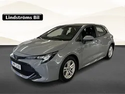 Grå Begagnad 2021 Toyota Corolla Hybrid Active Halvkombi | 214 900 kr (Marknadspris)