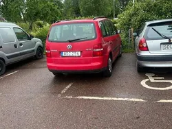 Röd Begagnad 2004 VW Touran Minibuss | 28 000 kr