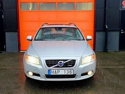Ljusgrå Begagnad 2013 Volvo V70 R-Design Kombi | 99 900 kr (Marknadspris)