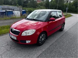 Röd Begagnad 2010 Skoda Fabia Halvkombi | 34 900 kr (Lite dyr)