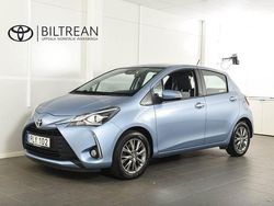 Ljusblå Begagnad 2017 Toyota Yaris Active Halvkombi | 118 900 kr (Marknadspris)