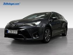 Grå Begagnad 2015 Toyota Avensis Kombi | 169 900 kr (Marknadspris)
