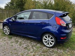 Blå Begagnad 2015 Ford Fiesta Titanium Halvkombi | 79 000 kr (Marknadspris)