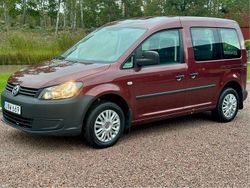 Röd Begagnad 2015 VW Caddy Life Minibuss | 149 000 kr