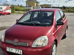Röd Begagnad 2002 Toyota Yaris Halvkombi | 16 000 kr (Marknadspris)