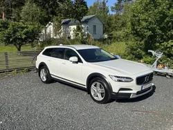 Vit Begagnad 2018 Volvo V90 CC Momentum Kombi | 250 000 kr (Marknadspris)