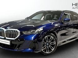 Blå (blue) Begagnad 2025 BMW 530e M Sport Kombi | 628 700 kr (Superpris)