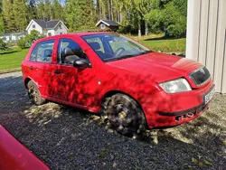 Röd Begagnad 2002 Skoda Fabia Halvkombi | 6 500 kr (Superpris)