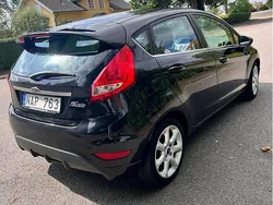 Svart Begagnad 2012 Ford Fiesta Titanium Halvkombi | 42 000 kr (Marknadspris)