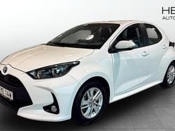 Vit (white) Begagnad 2023 Toyota Yaris Hybrid Active Halvkombi | 209 900 kr (Marknadspris)