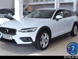 Vit Begagnad 2021 Volvo V60 CC Momentum Kombi | 349 000 kr (Marknadspris)