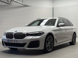 Vit (alpinvit) Begagnad 2022 BMW 530e M Sport Kombi | 368 000 kr (Lite dyr)
