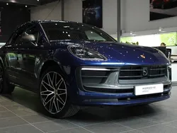 Mörkblå Begagnad 2022 Porsche Macan SUV | 735 000 kr (Marknadspris)