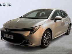 Silver Begagnad 2024 Toyota Corolla Hybrid Style Halvkombi | 299 900 kr (Dyr)