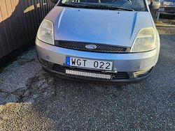 Blå Begagnad 2005 Ford Fiesta Halvkombi | 19 000 kr (Bra pris)