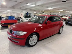 Röd (karmesin röd) Begagnad 2011 BMW 116 Halvkombi | 59 900 kr (Marknadspris)
