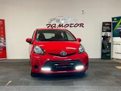 Röd Begagnad 2013 Toyota Aygo Halvkombi | 64 900 kr (Marknadspris)