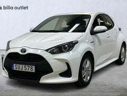 Vit Begagnad 2021 Toyota Yaris Hybrid Active Halvkombi | 169 900 kr (Marknadspris)