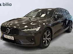 Grå Begagnad 2024 Volvo V60 Plus Kombi | 389 000 kr (Marknadspris)