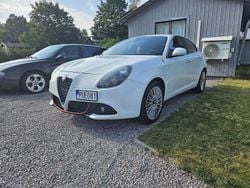 Vit Begagnad 2013 Alfa Romeo Giulietta Distinctive Halvkombi | 79 000 kr (Marknadspris)