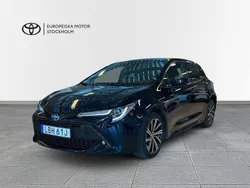 Mörkblå (blåmetallic) Begagnad 2021 Toyota Corolla Style Halvkombi | 234 900 kr (Marknadspris)