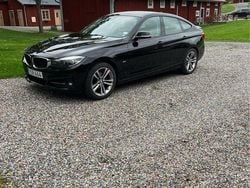 Svart Begagnad 2018 BMW 320 Gran Turismo Sport Line Halvkombi | 169 900 kr (Marknadspris)