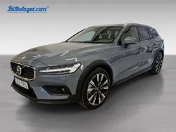 Grå Begagnad 2024 Volvo V60 CC Plus Kombi | 469 900 kr (Marknadspris)