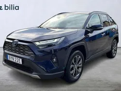 Mörkblå (blå) Begagnad 2022 Toyota RAV4 Hybrid Executive SUV | 389 900 kr (Bra pris)