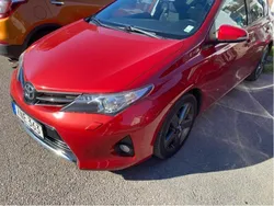 Röd Begagnad 2014 Toyota Auris Edition Halvkombi | 119 000 kr (Marknadspris)