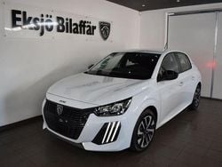 Vit (vit metallic) Ny 2025 Peugeot 208 Style Halvkombi | 225 800 kr (Lite dyr)