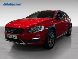 Röd Begagnad 2018 Volvo V60 CC Standard Kombi | 229 900 kr (Marknadspris)