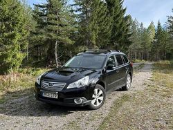 Svart Begagnad 2012 Subaru Outback SUV | 92 000 kr (Dyr)