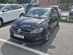 Svart Begagnad 2016 VW Golf VII Sport Halvkombi | 153 000 kr (Marknadspris)
