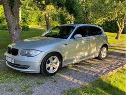 Grå Begagnad 2008 BMW 118 Advantage Halvkombi | 37 000 kr (Marknadspris)