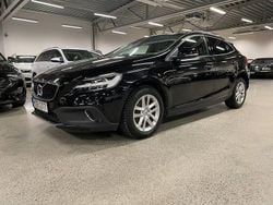 Svart Begagnad 2017 Volvo V40 CC Momentum Kombi | 169 900 kr (Marknadspris)