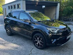 Svart Begagnad 2017 Toyota RAV4 Hybrid Active SUV | 245 000 kr (Marknadspris)