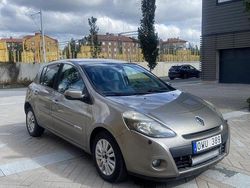 Brun Begagnad 2010 Renault Clio R.S. Halvkombi | 30 000 kr (Marknadspris)