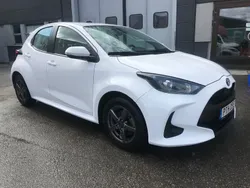Vit Begagnad 2022 Toyota Yaris Hybrid Active Halvkombi | 154 900 kr (Bra pris)