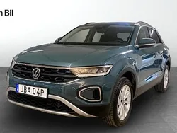 Grå (petroleum blue metallic) Begagnad 2024 VW T-Roc Life SUV | 319 900 kr (Dyr)