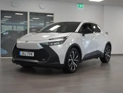 Vit Begagnad 2023 Toyota C-HR Style SUV | 359 800 kr (Marknadspris)
