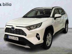 Vit Begagnad 2021 Toyota RAV4 Hybrid Active SUV | 339 900 kr (Marknadspris)