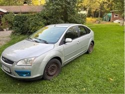 Grå Begagnad 2008 Ford Focus Halvkombi | 26 000 kr (Bra pris)