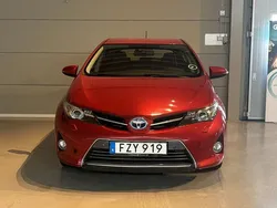 Mörkröd Begagnad 2015 Toyota Auris Hybrid Executive Halvkombi | 144 900 kr (Marknadspris)