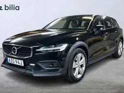 Svart Begagnad 2022 Volvo V60 CC Kombi | 269 900 kr (Bra pris)