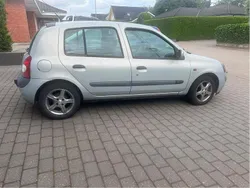 Grå Begagnad 2002 Renault Clio II Expression Halvkombi | 13 500 kr (Marknadspris)